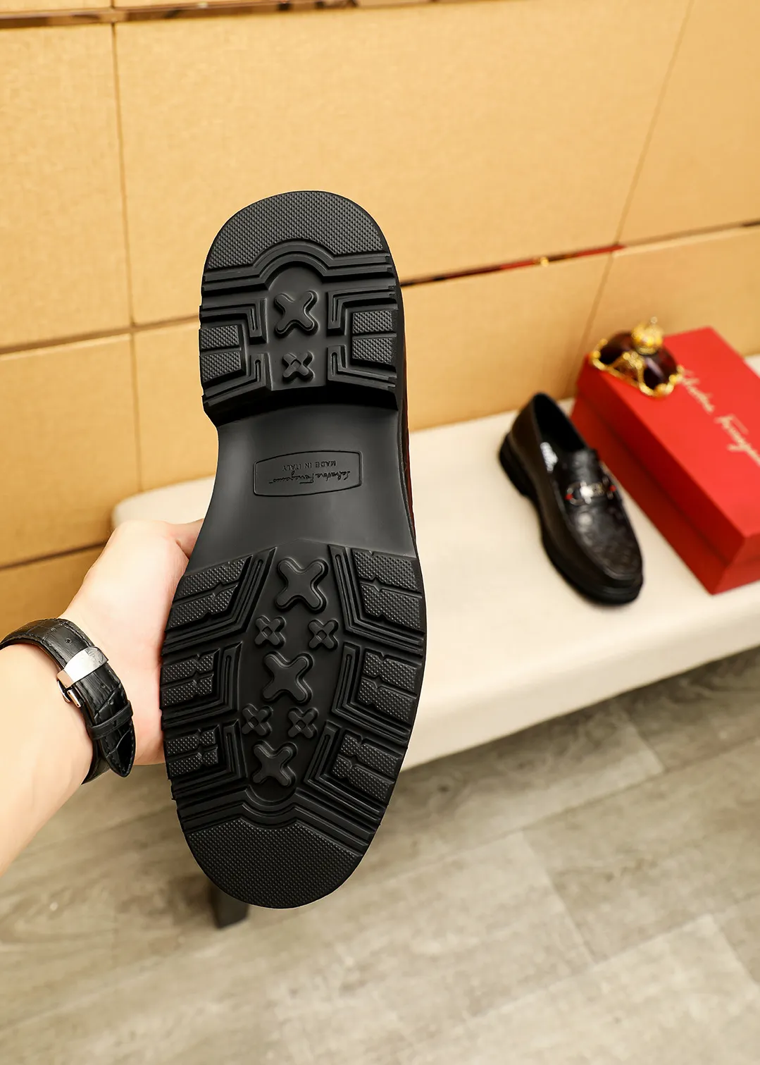 Men's shoes 💰520 💐 Product trademark: Ferragamo "Ferragamo" casual leather shoes Regular size: 38-44 (45.46🉑️customized) Product materials: Selected imported first-layer calfskin embossed upper + original hardware buckle, imported water-dyed cow leather lining. Strong three-dimensional visual effect, original outsole color: 1⃣️color optional